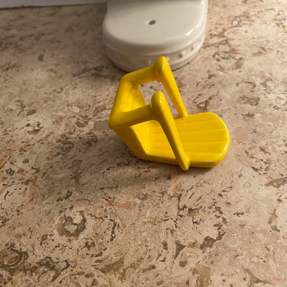 RETIRED -rare find -NORA FLEMING YELLOW CHAIR mini - Picture 5 of 5